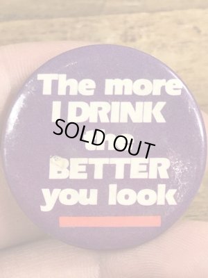 80年代頃のThe More I Drink The Better You Lookのメッセージが書かれたビンテージの缶バッジ