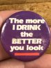 80年代頃のThe More I Drink The Better You Lookのメッセージが書かれたビンテージの缶バッジ