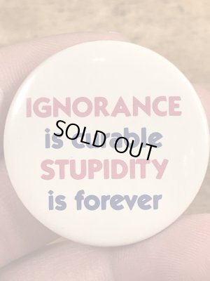 80年代頃のIgnorance Is Curable Stupidity Is Foreverのメッセージが書かれたヴィンテージの缶バッチ