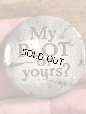 80年代頃のMy Plot Or Yours?のメッセージが書かれたビンテージの缶バッジ