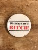 80年代頃のBirthdays Are A Bitch!のメッセージが書かれたビンテージの缶バッジ