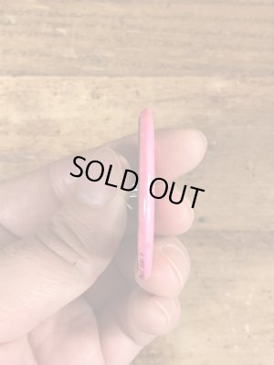 80年代頃のWho The Hell Invited You?のメッセージが書かれたヴィンテージの缶バッチ