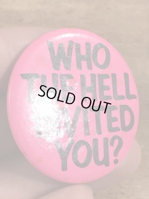 80年代頃のWho The Hell Invited You?のメッセージが書かれたヴィンテージの缶バッチ