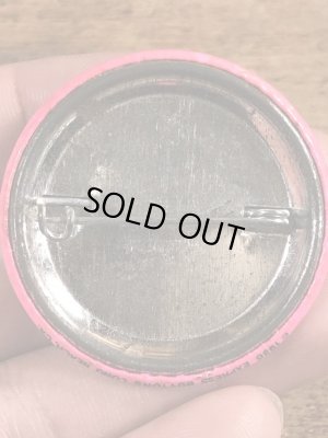 80'sのWho The Hell Invited You?のメッセージが書かれたビンテージの缶バッジ