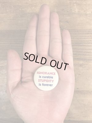 80'sのIgnorance Is Curable Stupidity Is Foreverのメッセージが書かれたビンテージの缶バッジ