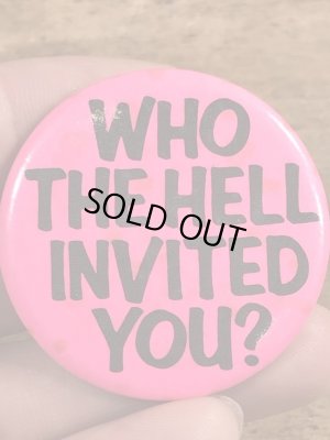 80年代頃のWho The Hell Invited You?のメッセージが書かれたヴィンテージの缶バッチ