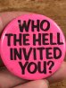 80年代頃のWho The Hell Invited You?のメッセージが書かれたヴィンテージの缶バッチ