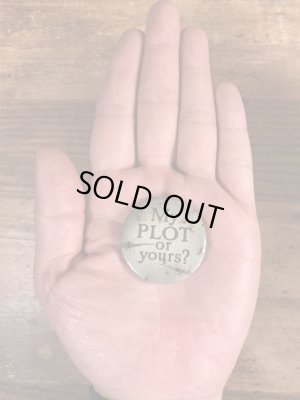 80年代頃のMy Plot Or Yours?のメッセージが書かれたビンテージの缶バッジ