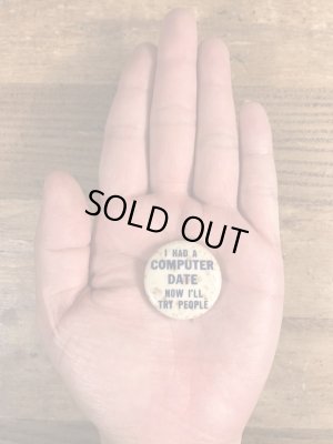 60~70年代頃のI Had A Computer Date Now I'll Try Peopleのメッセージが書かれたビンテージの缶バッジ