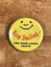 80年代頃のKeep Smiling...のメッセージが書かれたビンテージの缶バッジ