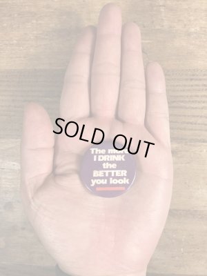 80年代頃のThe More I Drink The Better You Lookのメッセージが書かれたビンテージの缶バッジ