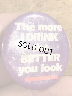 80年代頃のThe More I Drink The Better You Lookのメッセージが書かれたビンテージの缶バッジ