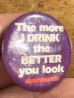 80年代頃のThe More I Drink The Better You Lookのメッセージが書かれたビンテージの缶バッジ