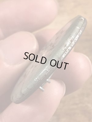 80年代頃のMy Plot Or Yours?のメッセージが書かれたビンテージの缶バッジ