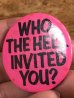 80'sのWho The Hell Invited You?のメッセージが書かれたビンテージの缶バッジ