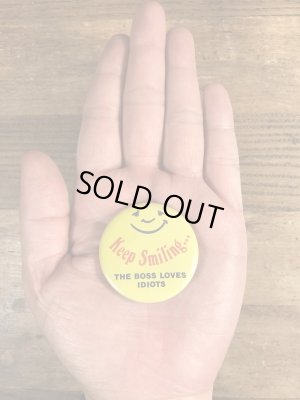 80年代頃のKeep Smiling...のメッセージが書かれたビンテージの缶バッジ