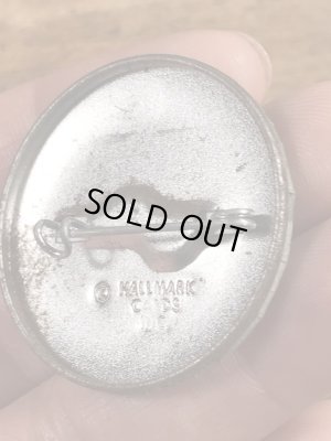 80年代頃のMy Plot Or Yours?のメッセージが書かれたビンテージの缶バッジ