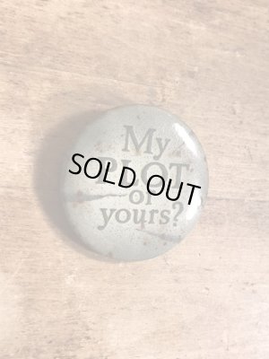 80年代頃のMy Plot Or Yours?のメッセージが書かれたビンテージの缶バッジ