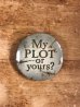 80年代頃のMy Plot Or Yours?のメッセージが書かれたビンテージの缶バッジ