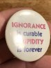 80年代頃のIgnorance Is Curable Stupidity Is Foreverのメッセージが書かれたヴィンテージの缶バッチ