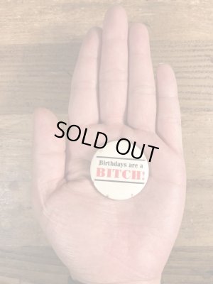 80年代頃のBirthdays Are A Bitch!のメッセージが書かれたビンテージの缶バッジ