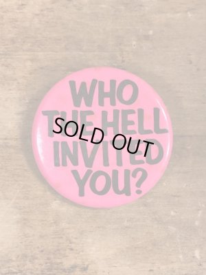 80年代頃のWho The Hell Invited You?のメッセージが書かれたヴィンテージの缶バッチ