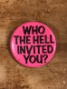 80年代頃のWho The Hell Invited You?のメッセージが書かれたヴィンテージの缶バッチ