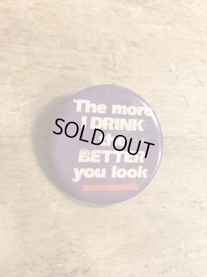 80年代頃のThe More I Drink The Better You Lookのメッセージが書かれたビンテージの缶バッジ