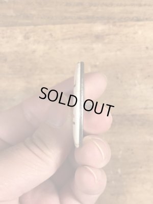 80年代頃のBirthdays Are A Bitch!のメッセージが書かれたビンテージの缶バッジ