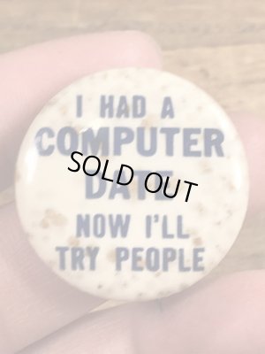 60~70年代頃のI Had A Computer Date Now I'll Try Peopleのメッセージが書かれたビンテージの缶バッジ