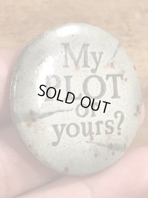80年代頃のMy Plot Or Yours?のメッセージが書かれたビンテージの缶バッジ