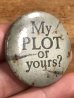 80年代頃のMy Plot Or Yours?のメッセージが書かれたビンテージの缶バッジ