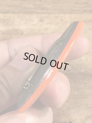 70'sのメッセージが書かれたビンテージの缶バッジ