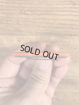 70'sのメッセージが書かれたビンテージの缶バッジ