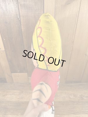 企業キャラクターのホットタマレキッドのぬいぐるみ