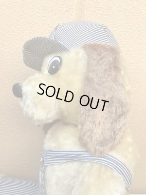 70年代のオーバーオールを着たヴィンテージのイヌの大きい縫いぐるみ