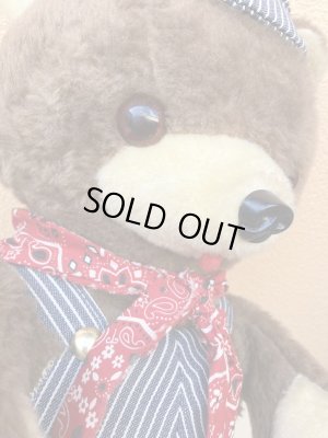 ヒッコリーストライプの服を着たビンテージのくまのぬいぐるみ