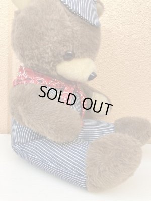 ヒッコリーストライプの服を着たビンテージのくまのぬいぐるみ