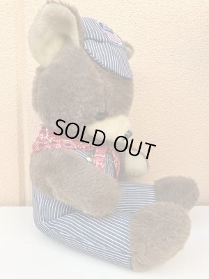 ヒッコリーストライプの服を着たビンテージのくまのぬいぐるみ