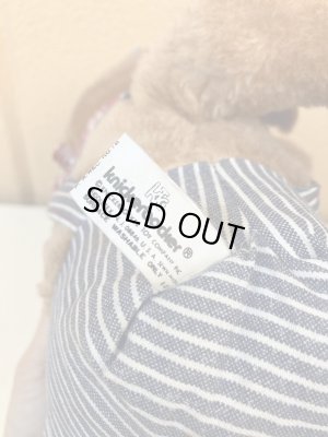 ヒッコリーストライプの服を着た70年代のビンテージの犬のぬいぐるみ