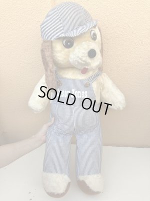 70年代のオーバーオールを着たヴィンテージのイヌの大きい縫いぐるみ