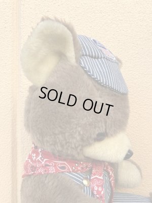 70年代のオーバーオールを着たヴィンテージのテディベアの縫いぐるみ