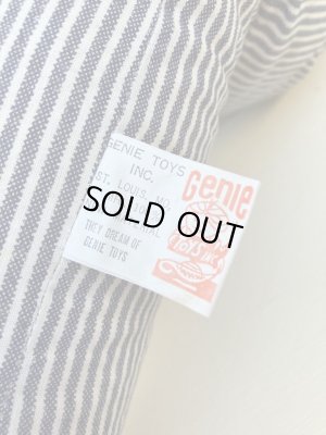 70年代のオーバーオールを着たヴィンテージのイヌの大きい縫いぐるみ