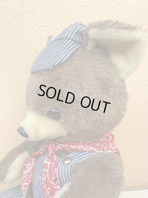 70年代のオーバーオールを着たヴィンテージのテディベアの縫いぐるみ