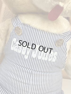 70年代のオーバーオールを着たヴィンテージのイヌの大きい縫いぐるみ