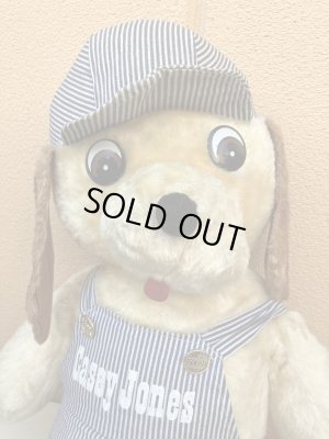 70年代のオーバーオールを着たヴィンテージのイヌの大きい縫いぐるみ