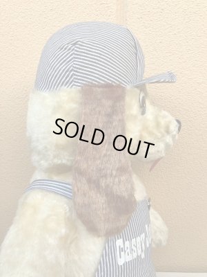 70年代のオーバーオールを着たヴィンテージのイヌの大きい縫いぐるみ