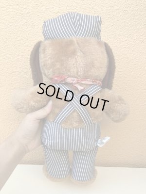 70年代のオーバーオールを着たヴィンテージのイヌの縫いぐるみ