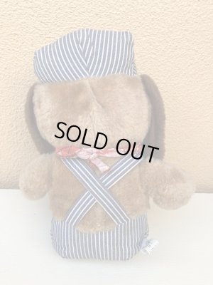 70年代のオーバーオールを着たヴィンテージのイヌの縫いぐるみ