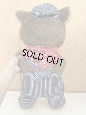 70年代のオーバーオールを着たヴィンテージのテディベアの縫いぐるみ